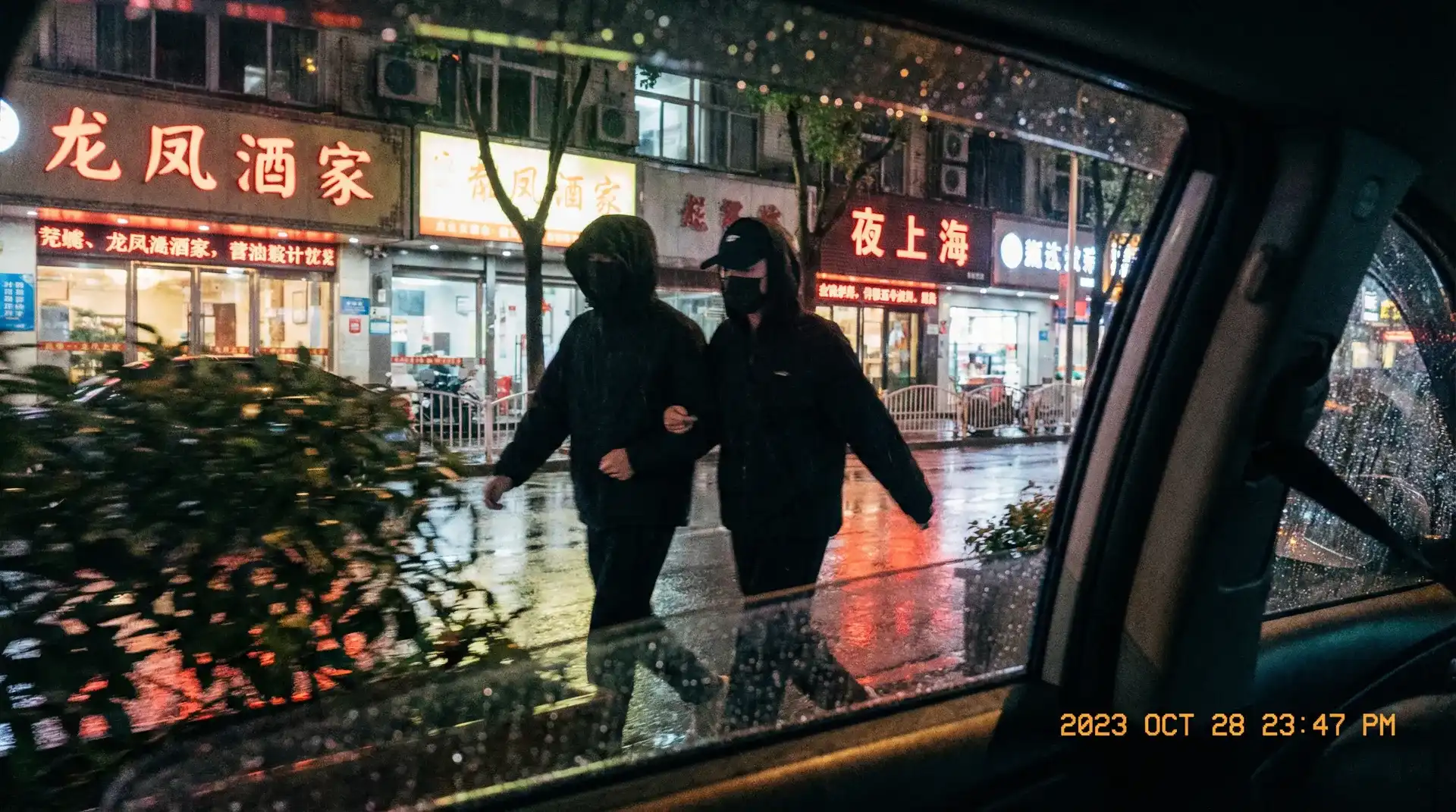 AOA体育app - 顶流明星深夜密会现场抓拍照片